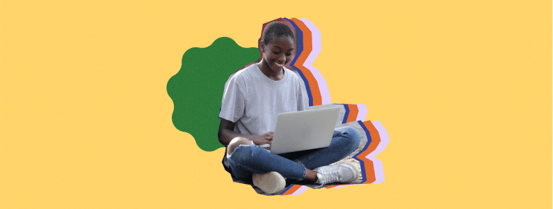 Коллаж: девушка улыбаясь сидит на полу скрестив ноги, на коленях ноутбук. Фон желтый, с зелёным геометрическим объектом.