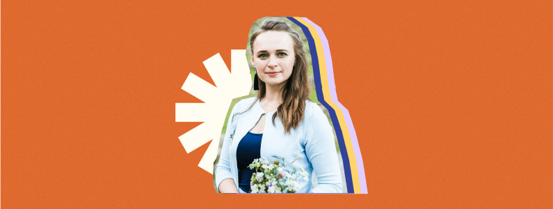 Коллаж: психолог Ханна с цветами в руках. Фон оранжевый со светлым геометрическим объектом. 