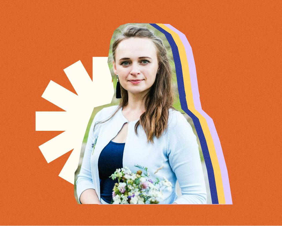 Коллаж: психолог Ханна с цветами в руках. Фон оранжевый со светлым геометрическим объектом. 