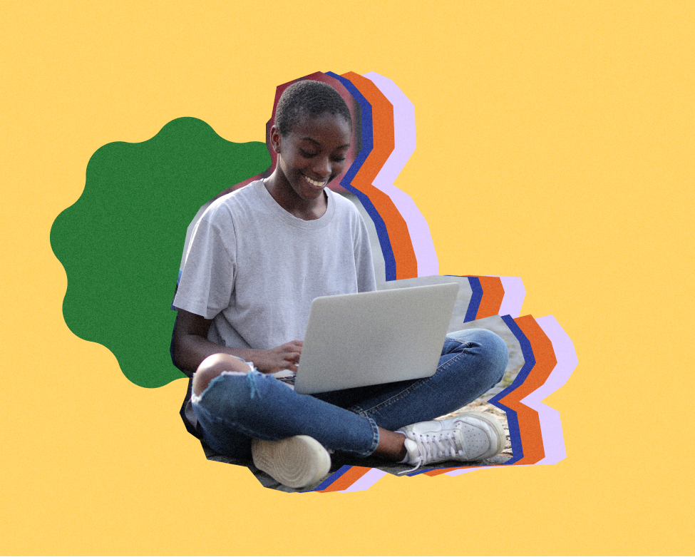 Коллаж: девушка улыбаясь сидит на полу скрестив ноги, на коленях ноутбук. Фон желтый, с зелёным геометрическим объектом.