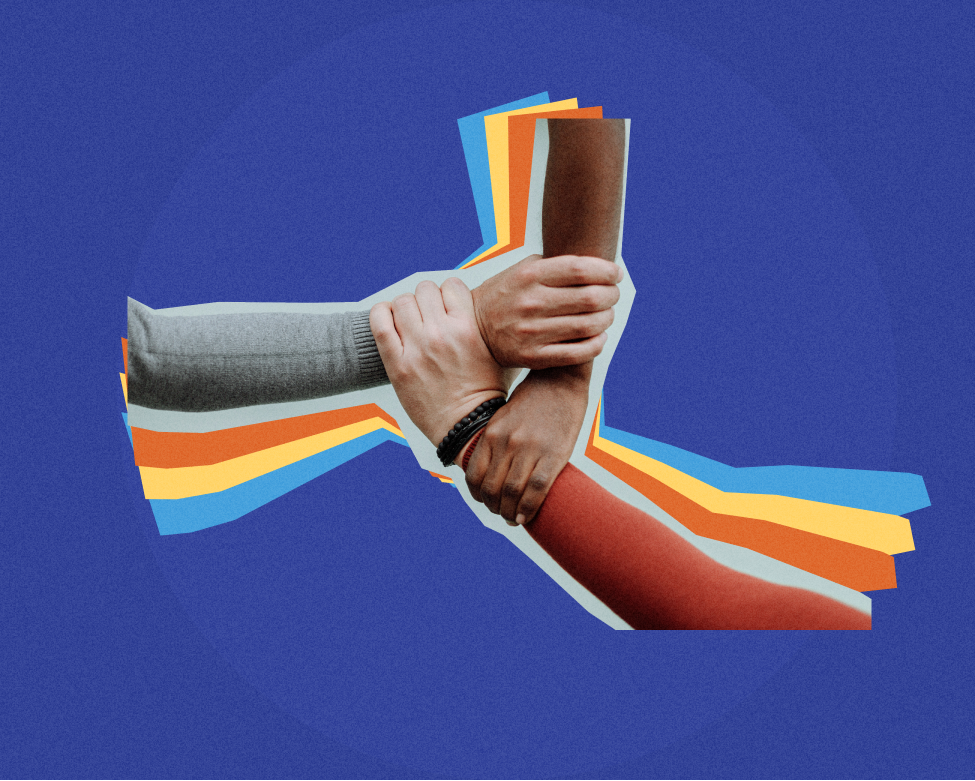 Коллаж три руки держатся друг за запястья. Фон синий.